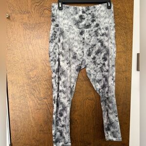 Size LG Black/Gray Marble Pattern Yoga Capris by Daisy Fuentes